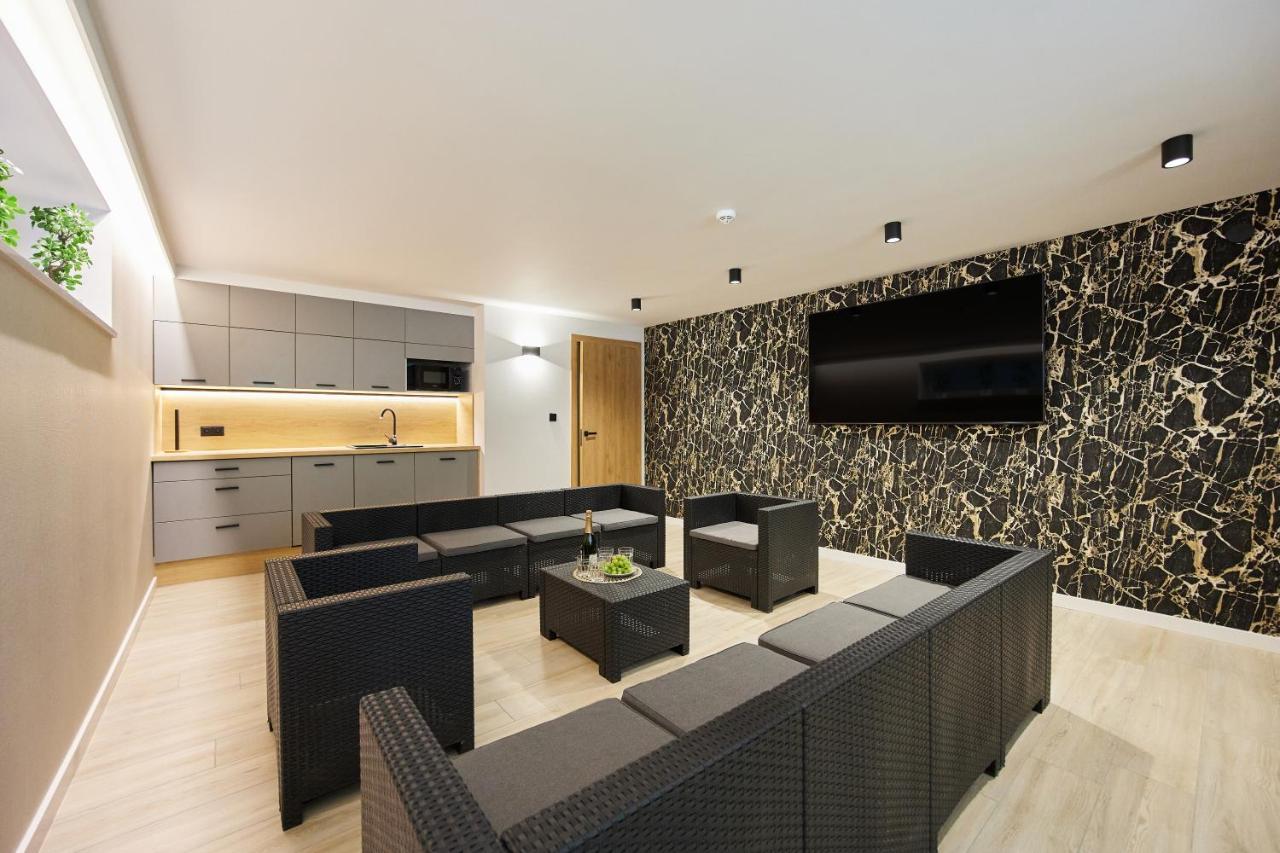 Everest Apartamenty ชเจอร์ค ภายนอก รูปภาพ